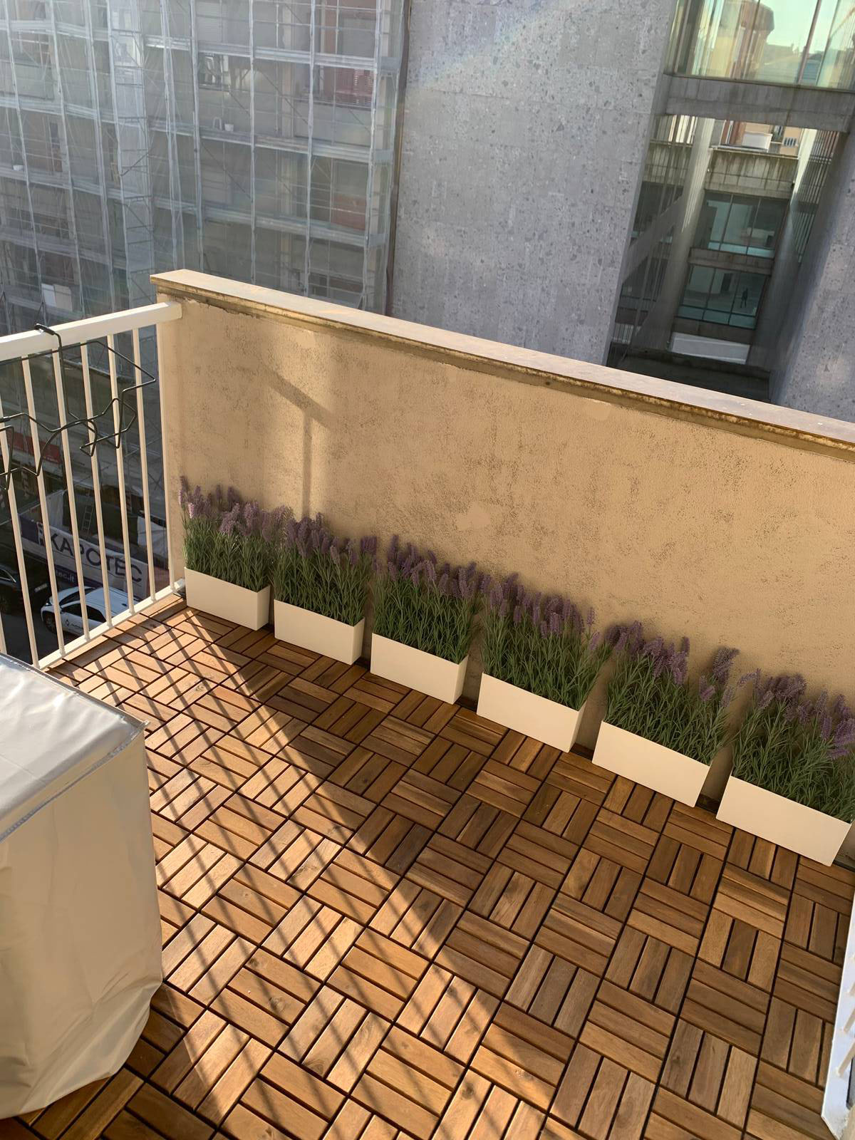 balcone con macchina esterna climatizzatore