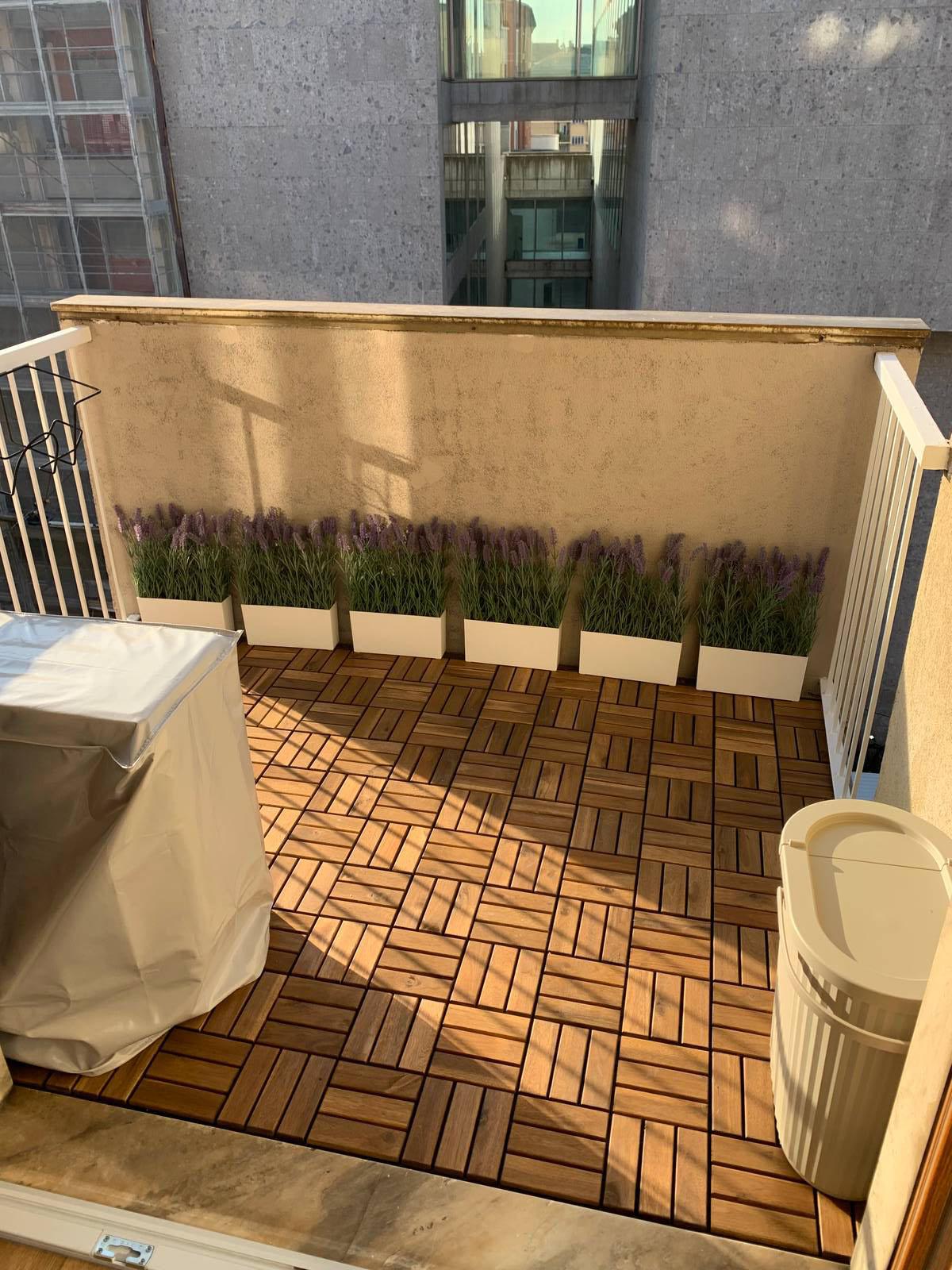 balcone dopo con climatizzatore e pattumiera Ikea