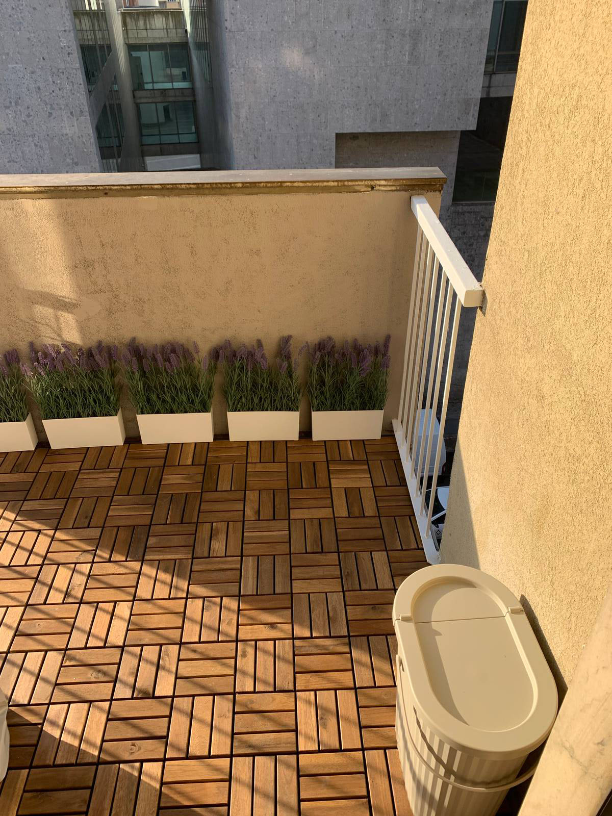 balcone dopo i lavori con pattumiera