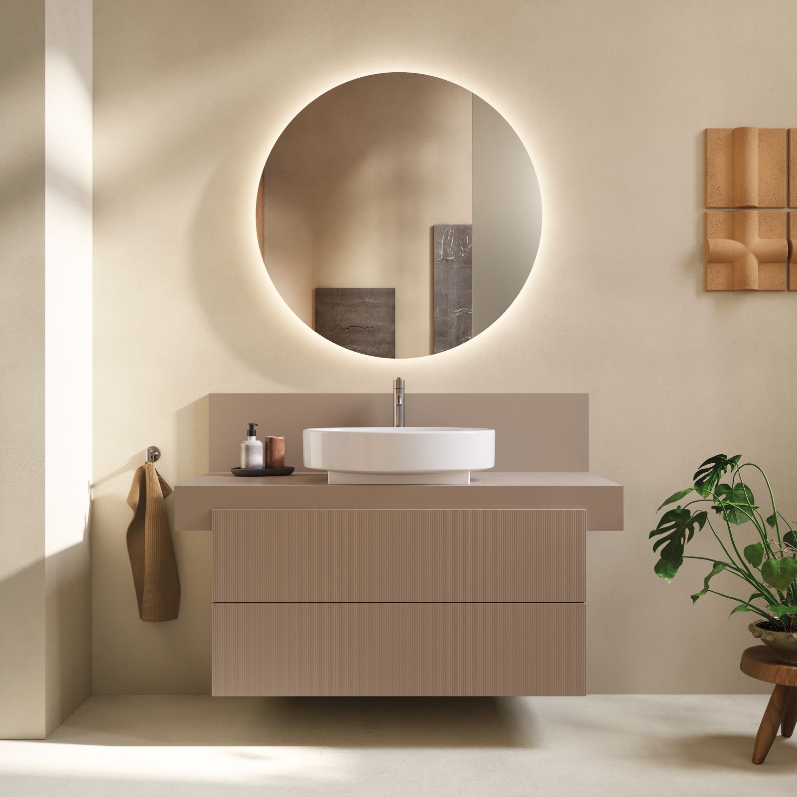 È composta da consolle con paretina posteriore la base sottolavabo sospesa della serie Balcoon, design by Patricia Urquiola, di Duravit in bilaminato con due cassetti. Il mobile misura L 100 x P 57 x H 53,4 cm e la consolle L 120 x P 55 x H 37 cm. Prezzo 1.481 euro. www.duravit.it