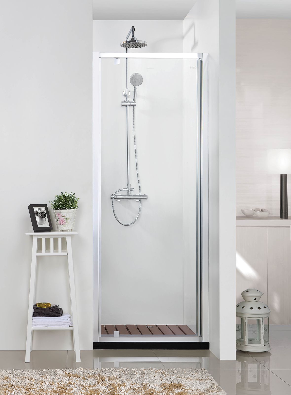 Ha porta doccia a battente girevole il box doccia Neptum di Iperceramica con cristallo trasparente da 6 mm e profili cromo. Misura L 87-91 x H 190 cm. Prezzo 272,90 euro. www.iperceramica.it Ha porta doccia a battente girevole il box doccia Neptum di Iperceramica con cristallo trasparente da 6 mm e profili cromo. Misura L 87-91 x H 190 cm. Prezzo 272,90 euro. www.iperceramica.it