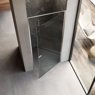 È in cristallo grigio e ha profili con finitura acciaio spazzolato la cabina doccia con porta a battente LINK di Vismaravetro dall’estetica asciutta. Misura L 80 x P 80 x H 200 cm. Prezzo 1.900 euro. www.vismaravetro.it È in cristallo grigio e ha profili con finitura acciaio spazzolato la cabina doccia con porta a battente LINK di Vismaravetro dall’estetica asciutta. Misura L 80 x P 80 x H 200 cm. Prezzo 1.900 euro. www.vismaravetro.it