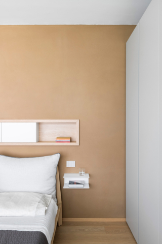 La camera da letto padronale con pareti trattate a intonaco naturale in argilla color sabbia. Il letto in legno è il modello Bora di Treku, affiancato dai comodini Neptun di Westwing e illuminato da faretti Look di Ideal Lux. La camera da letto padronale con pareti trattate a intonaco naturale in argilla color sabbia. Il letto in legno è il modello Bora di Treku, affiancato dai comodini Neptun di Westwing e illuminato da faretti Look di Ideal Lux.