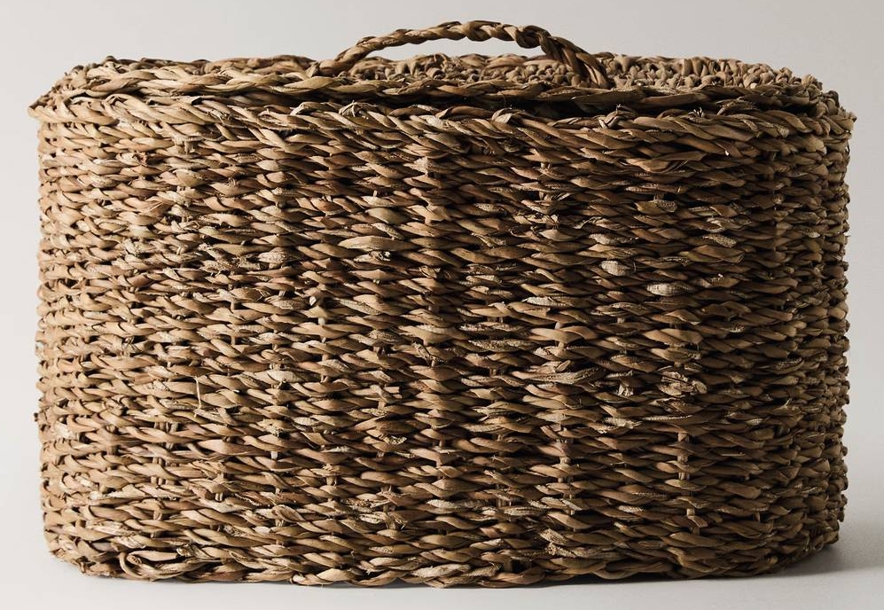 Il cesto ovale Seagrass Medio di Mango Home, con coperchio, è disponibile in due dimensioni. Il prezzo è per la misura L 40 x P 22 x H 23 cm. shop.mango.com Il cesto ovale Seagrass Medio di Mango Home, con coperchio, è disponibile in due dimensioni. Il prezzo è per la misura L 40 x P 22 x H 23 cm. shop.mango.com