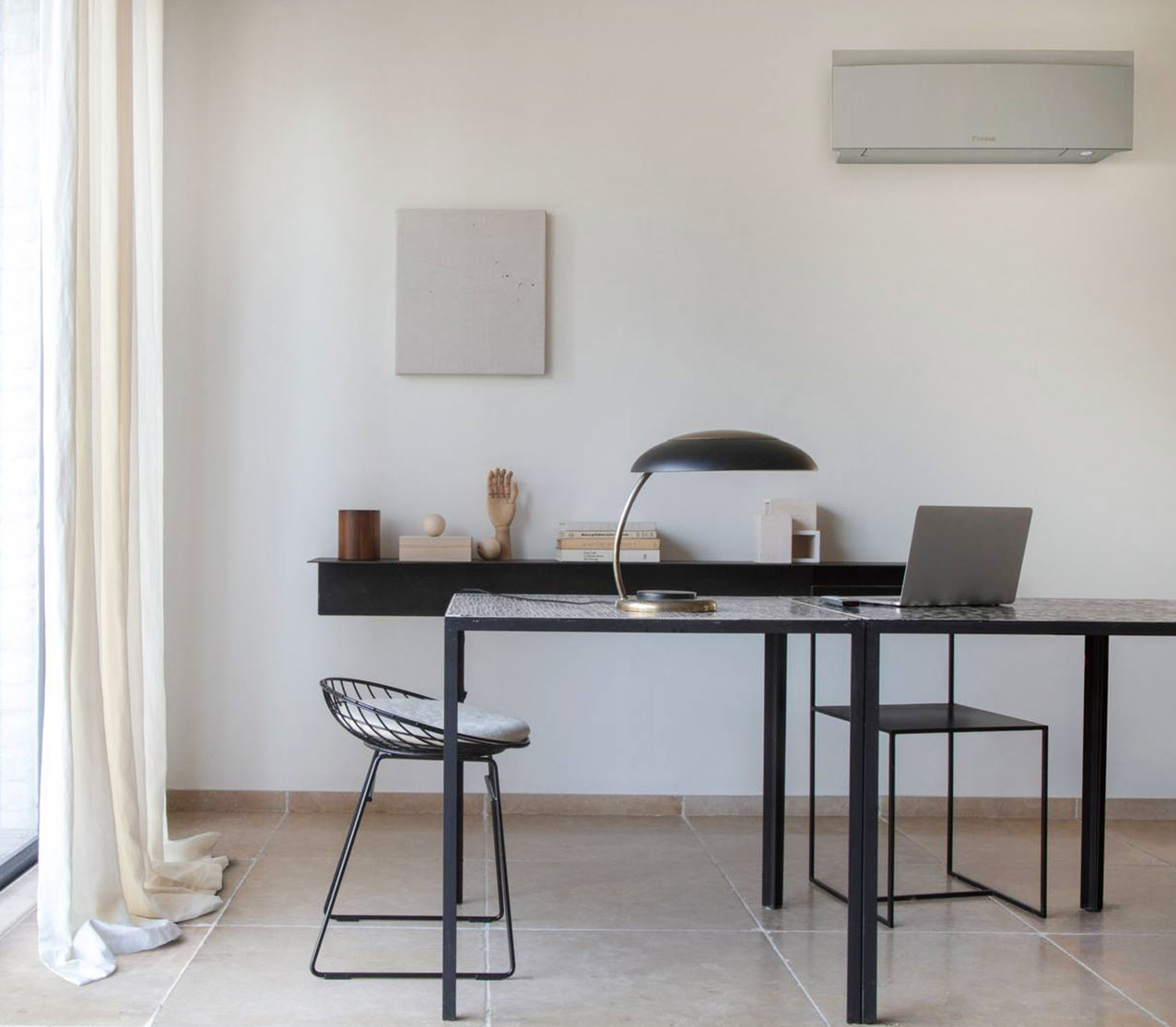 Concepito per integrarsi con armonia in qualsiasi ambiente grazie alle linee eleganti, valorizzate da giochi di ombre che conferiscono profondità e tridimensionalità, il climatizzatore Emura di Daikin è disponibile nelle finiture argento, bianco e nero. Si distingue per l’elegante superficie satinata, studiata per inserirsi con discrezione ed equilibrio in tutti i contesti. Funziona con tecnologia che rileva la temperatura dell’ambiente e regola automaticamente il flusso d’aria, e tecnologia Flash Streamer™ che elimina polveri, allergeni e odori sgradevoli. Attraverso l’App è possibile controllare il climatizzatore da remoto e monitorare i consumi energetici. Prezzo da rivenditore. www.daikin.it Concepito per integrarsi con armonia in qualsiasi ambiente grazie alle linee eleganti, valorizzate da giochi di ombre che conferiscono profondità e tridimensionalità, il climatizzatore Emura di Daikin è disponibile nelle finiture argento, bianco e nero. Si distingue per l’elegante superficie satinata, studiata per inserirsi con discrezione ed equilibrio in tutti i contesti. Funziona con tecnologia che rileva la temperatura dell’ambiente e regola automaticamente il flusso d’aria, e tecnologia Flash Streamer™ che elimina polveri, allergeni e odori sgradevoli. Attraverso l’App è possibile controllare il climatizzatore da remoto e monitorare i consumi energetici. Prezzo da rivenditore. www.daikin.it