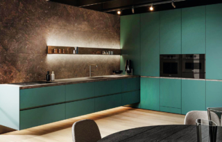 Abbina le basi sospese alle colonne a tutta altezza la cucina angolare 36e38 Cut di Lago: le ante lisce, disponibili in materiali diversi dall'XGlass all'MDi, declinate in un'intensa colorazione verde che la rende protagonista sono dotate di un'apertura ergonomica a gola. Prezzo su richiesta. https://www.lago.it