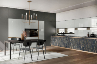 Finiture luxury per l'ampia cucina Fusion di Arredo3 che “veste” l'angolo con le ante delle basi in Laminam Noir Desir effetto marmo, i pensili e le colonne in vetro lucido piuma messi in risalto dalle ante dei moduli in laccato opaco vulcano. Al centro della composizione trova posto un grande tavolo rettangolare nella finitura legno scuro. Prezzo su richiesta. https://www.arredo3.com