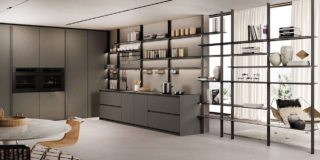 Design contemporaneo per la cucina One di Ernestomeda che si apre sulla zona giorno a cui è collegata tramite la struttura a giorno OpenSystem, in alluminio verniciato Jetgrey, proposto nella tipologia in appoggio sul piano di lavoro e a libreria passante: le mensole dsono predisposte all’aggancio di accessori come porta calici, ganci, mensole e contenitori con coperchio in impiallacciato rovere Nordic. Le basi, con il top coordinato, e le colonne in Fenix Grigio Aragona “vestono” l'angolo. Prezzo su richiesta. https://www.ernestomeda.com