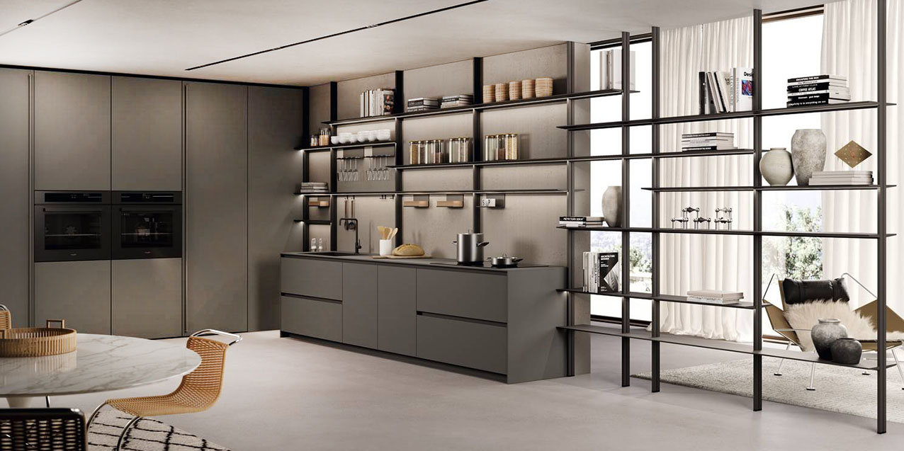 Design contemporaneo per la cucina One di Ernestomeda che si apre sulla zona giorno a cui è collegata tramite la struttura a giorno OpenSystem, in alluminio verniciato Jetgrey, proposto nella tipologia in appoggio sul piano di lavoro e a libreria passante: le mensole dsono predisposte all’aggancio di accessori come porta calici, ganci, mensole e contenitori con coperchio in impiallacciato rovere Nordic. Le basi, con il top coordinato, e le colonne in Fenix Grigio Aragona “vestono” l'angolo. Prezzo su richiesta. https://www.ernestomeda.com