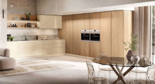 La cucina angolare Venere di Moretti Compact Cucine è composta da una zona operativa con una serie di basi e pensili con le ante in Laccato Malta écru e dall'armadiatura a colonne attrezzate a tutta altezza in Impiallacciato Rovere Biondo che rendono l'ambiente arioso e luminoso. L'estetica essenziale è sottolineata dall'apertura a gola laccata delle ante lisce. Prezzo su richiesta. https://www.moretticompact.it