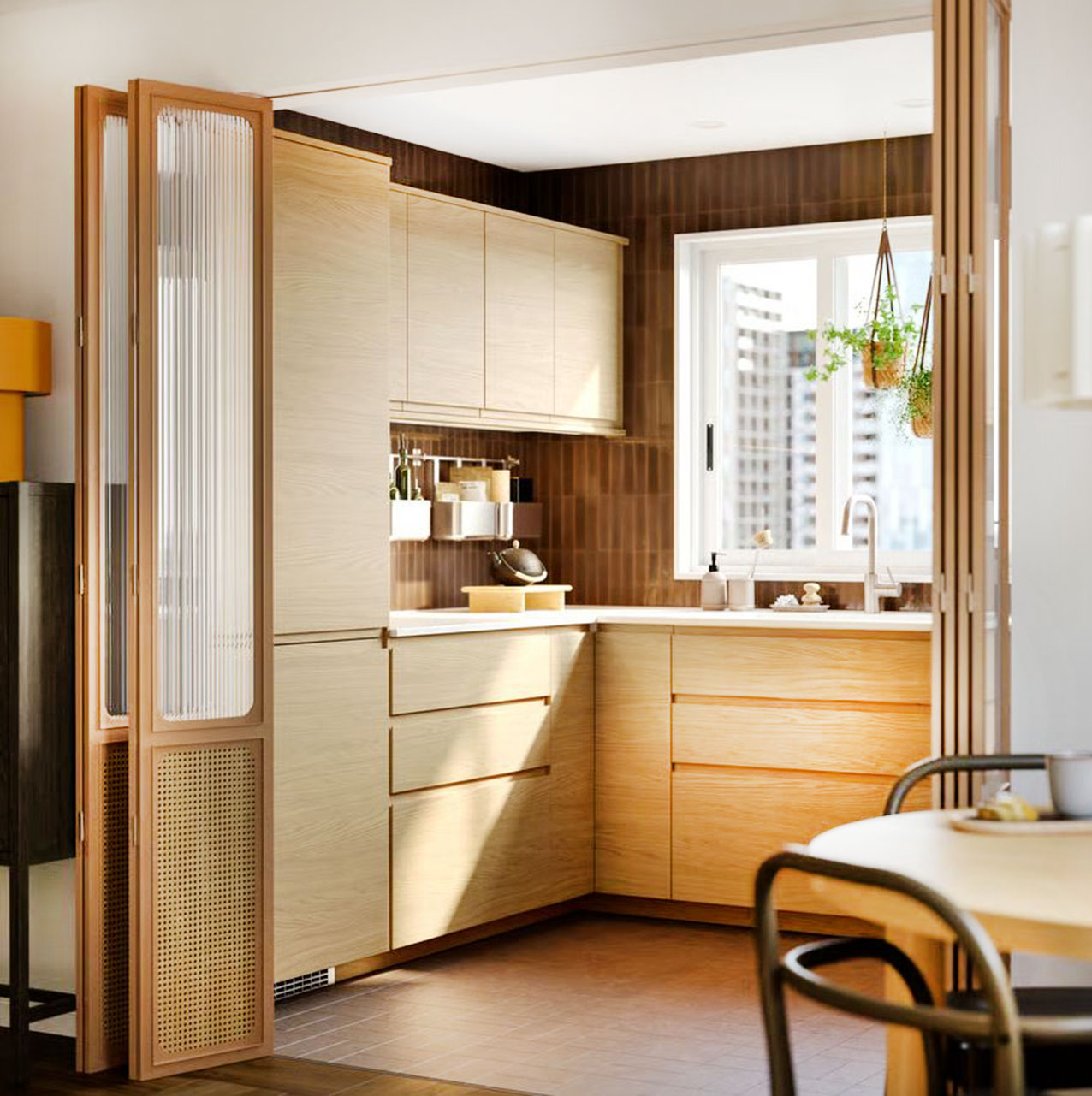 La cucina componibile con le ante Voxtorp di Ikea Italia permette di sfruttare al meglio lo spazio ridotto arredando l'angolo con moduli e pensili con formati e profondità diversi. Le ante lisce effetto rovere, con le maniglie integrate, sono resistenti, facili da pulire e danno vita ad un ambiente accogliente e “caldo”. Un'anta Voxtorp misura L 60 x P 80 cm, prezzo 51 euro. https://www.ikea.com