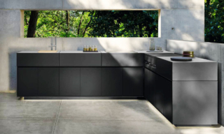 La cucina angolare per esterni Tikal di Talenti Outdoor Living, completamente Made in Italy, ha una struttura in acciaio Zinco Magnesio e alluminio (Magnesit), con speciali verniciature adatte anche alle alte temperature. Il piano è realizzato con grandi lastre in gres dall’effetto cemento e strutture modulari. Unisce design ricercato, durevolezza e qualità delle prestazioni. Prezzo a partire da 28.611 euro. https://www.talentispa.com