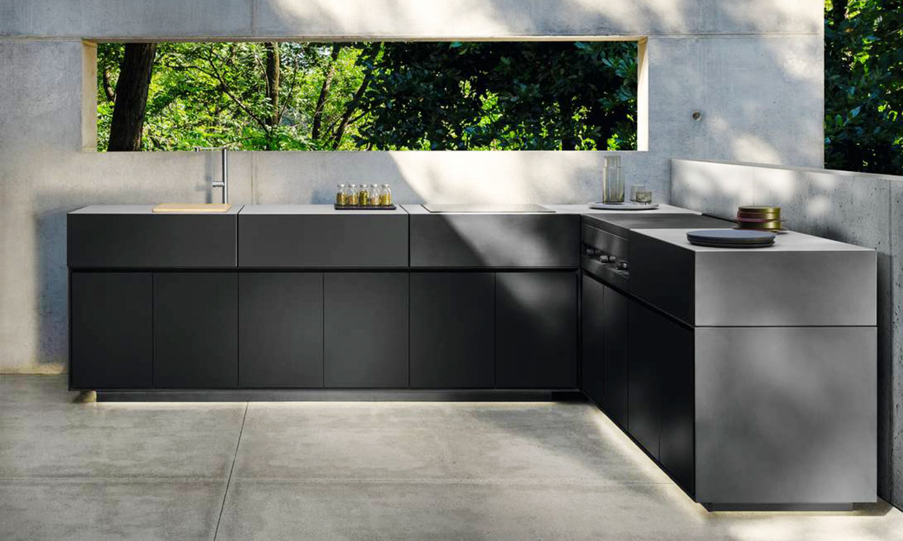 La cucina angolare per esterni Tikal di Talenti Outdoor Living, completamente Made in Italy, ha una struttura in acciaio Zinco Magnesio e alluminio (Magnesit), con speciali verniciature adatte anche alle alte temperature. Il piano è realizzato con grandi lastre in gres dall’effetto cemento e strutture modulari. Unisce design ricercato, durevolezza e qualità delle prestazioni. Prezzo a partire da 28.611 euro. https://www.talentispa.com