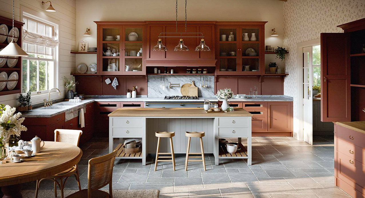 I colori caldi delle spezie per gli arredi della grande composizione Adalise di Marchi Cucine che si sviluppa intorno al blocco cottura, con cappa integrata, ed è caratterizzata da uno stile classico sottolineato dalle ante a telaio e dalle vetrine. Il piano è realizzato in pietra chiara. L’isola centrale, che può essere utilizzata come zona pranzo e coffee area, diventa il fulcro dello spazio dedicato alla convivialità e ai momenti di pausa. Un modulo base da 90 cm con due cestoni estraibili, prezzo a partire da 1.200 euro + IVA. https://marchicucine.it