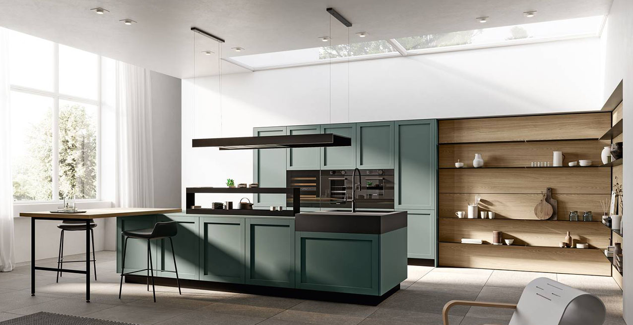 Si apre completamente sulla zona giorno la cucina Alma di Arredo3 che è caratterizzata da una forte attenzione alla sostenibilità: le ante modanate infatti sono realizzate in PET riciclato color Amazonia, un materiale ottenuto dal recupero, dalla pulizia e dalla rilavorazione di plastica usata, che le rende resistenti e belle sia da vedere sia da toccare. L’isola centrale operativa si interfaccia con il living; la nicchia angolare, arredata con il rivestimento Doga a parete, permette di esporre libri e oggetti. Prezzo su richiesta. https://www.arredo3.com