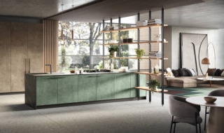 Si apre completamente sulla zona giorno la luminosa cucina open space College di Moretti Compact Giorno Notte che diventa la protagonista del soggiorno: si sviluppa intorno all'ampia isola attrezzata, con le ante delle basi in melaminico Kena Verde, su cui si innesta la libreria Virgo bifacciale. Il piano di lavoro è realizzato in laminato grigio scuro. A parete trovano posto una serie di colonne in melaminico Kena Bronzo che danno vita ad una armadiatura dispensa. Prezzo su richiesta. https://www.moretticompact.it