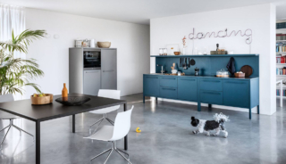 Uno sviluppo lineare per la composizione workstation Frame Kitchen di Fantin che è composta da blocchi, composti da due o tre moduli, realizzati in metallo in un'intensa tonalità di blu che la trasforma in un segno grafico sulla parete bianca. È disponibile in 35 varianti cromatiche; il piano di lavoro può essere in acciaio inox Barazza o in vetro acidato in tinta per un effetto tono su tono. Prezzo su richiesta. https://www.fantin.com