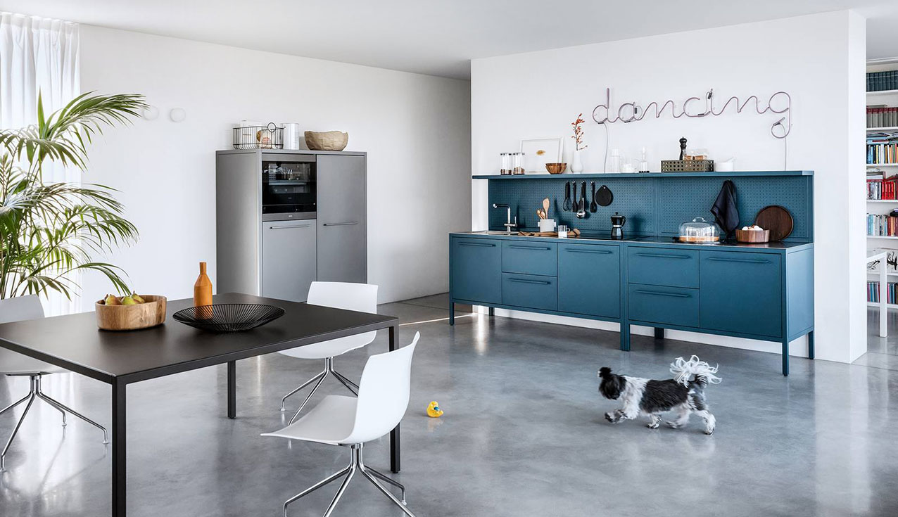 Uno sviluppo lineare per la composizione workstation Frame Kitchen di Fantin che è composta da blocchi, composti da due o tre moduli, realizzati in metallo in un'intensa tonalità di blu che la trasforma in un segno grafico sulla parete bianca. È disponibile in 35 varianti cromatiche; il piano di lavoro può essere in acciaio inox Barazza o in vetro acidato in tinta per un effetto tono su tono. Prezzo su richiesta. https://www.fantin.com