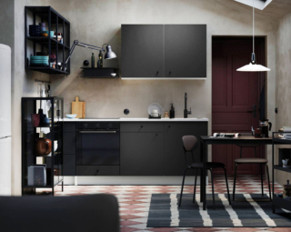 Piccola, ma con una grande personalità sottolineata anche dal colore, la cucina lineare di Ikea Italia che è composta da una serie di basi e di pensili Knoxhult con le ante lisce nella variante grigio scuro. Il piano di lavoro effetto marmo bianco dà vita ad un raffinato contrasto. Un modulo base con due ante misura L 122 x P 61 x H 91 cm, prezzo 119 euro. https://www.ikea.com