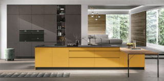 Il design pulito della cucina Karma di Stosa mette in evidenza l'intensa colorazione delle ante delle basi dell'isola in laccato opaco Topazio e quelle delle colonne in laccato opaco Lava. L'ampio piano snack in Termo strutturato Rovere Nodato ha le gambe sottili Tennis in metallo nero; il piano di lavoro è in Neolith Basalt Black Satin. Prezzo su richiesta. https://www.stosacucine.com