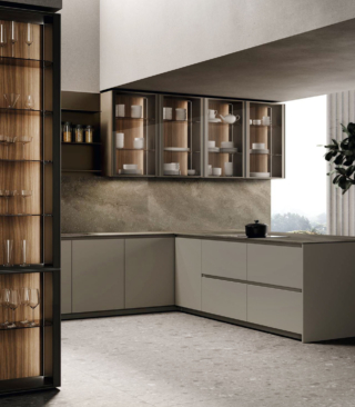 Una colorazione raffinata per la cucina angolare One di Ernestomeda che è composta da una serie di basi con le ante lisce in laccato Zero Gloss Grigio Paloma che armonizzano con il top e lo schienale in Stone+ Thunder Grey. I pensili hanno il telaio in alluminio laccato effetto metallo Bronzo e vetro bronzo trasparente che li trasforma in vetrinette in cui esporre le stoviglie e i bicchieri. Prezzo su richiesta. https://www.ernestomeda.com