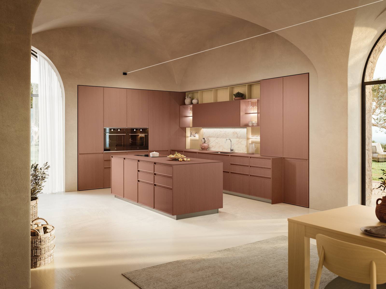 Si sviluppa intorno all'isola centrale la composizione colorata Sakura di Veneta Cucine che è caratterizzata dalle ante a telaio, con la presa per l’apertura discretamente integrata nella cornice, realizzate in Frassino laccato Rosso Palette. Lo stile della cucina si ispira al tema del Japandi e al mondo scandinavo. Un modulo base da 60 cm, prezzo 383 euro. https://www.venetacucine.com