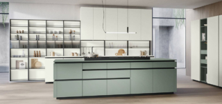 Nella cucina Shade Lab di Lube il colore si trasforma in un vero e proprio protagonista in grado di illuminare l'ambiente. Le ante sono disponibili in una grande varietà di finiture laccate nelle varianti lucide, opache, super opache o speciali. L'isola centrale è caratterizzata dalle ante in laccato Super opaco verde kitami e dal top in Laminato Fenix coordinato; le colonne a parete e i pensili a sviluppo verticale sono in Super opaco bianco. Prezzo su richiesta. https://www.cucinelube.it