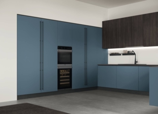 Un'intensa tonalità di blu per le ante lisce, realizzate in laminato Oltremare opaco, della cucina Young di Stosa: la colorazione è messa in risalto dai pensili scuri in Termo strutturato Rovere Moka. Il top Sapienstone Blue Steel dà vita ad un effetto color block di tendenza; lo schienale magnetico luminoso completa la composizione angolare. Prezzo su richiesta. https://www.stosacucine.com