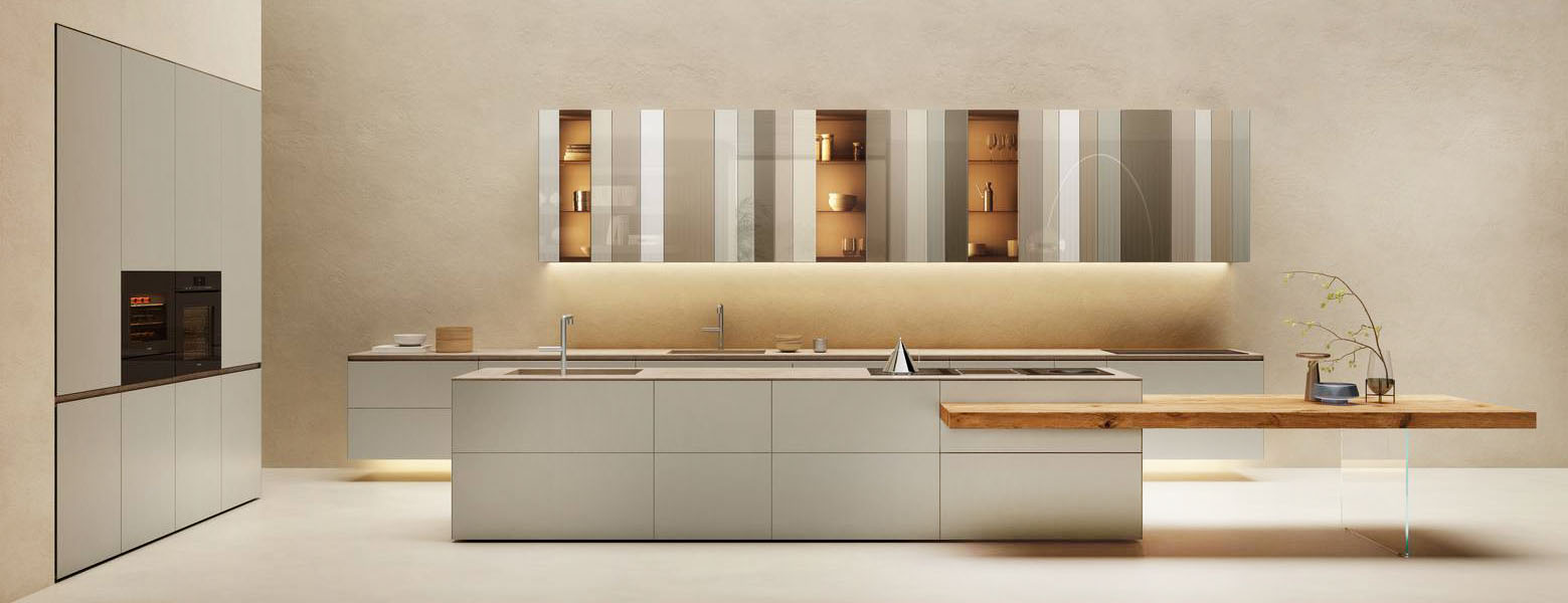 Sembra sospeso il tavolo integrato nell'isola della cucina componibile N.O.W. di Lago grazie alla presenza del sostegno in vetro trasparente che sorregge il piano in legno di grande spessore. Le ante, che danno vita ad una superficie uniforme grazie all'assenza di maniglie, sono realizzate in vetro con trattamento di tempra termica che gli conferisce una resistenza 6 volte maggiore rispetto al normale vetro. I pensili a parete, personalizzati con singole fasce in vetro di colori diverse, si alternano con le vetrinette in vetro fumè bronzo dando vita ad un'elegante mix tra contenimento ed esposizione. Prezzo su richiesta. https://www.lago.it Sembra sospeso il tavolo integrato nell'isola della cucina componibile N.O.W. di Lago grazie alla presenza del sostegno in vetro trasparente che sorregge il piano in legno di grande spessore. Le ante, che danno vita ad una superficie uniforme grazie all'assenza di maniglie, sono realizzate in vetro con trattamento di tempra termica che gli conferisce una resistenza 6 volte maggiore rispetto al normale vetro. I pensili a parete, personalizzati con singole fasce in vetro di colori diverse, si alternano con le vetrinette in vetro fumè bronzo dando vita ad un'elegante mix tra contenimento ed esposizione. Prezzo su richiesta. https://www.lago.it