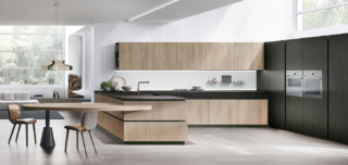 Un grande tavolo da pranzo, con il piano ovale in legno e il gambone Plinto Round, si innesta nella penisola della cucina Natural di Stosa e si trasforma nel fulcro della zona giorno. Le ante delle basi e dei pensili nella finitura Rovere Sahara liscio sono accostate a quelle delle colonne in Neolith® Basalt Black Satin come il top. Le gole e gli zoccoli Nero spazzolato scandiscono la composizione, mentre lo schienale magnetico e luminoso la completa. Prezzo su richiesta. https://www.stosacucine.com Un grande tavolo da pranzo, con il piano ovale in legno e il gambone Plinto Round, si innesta nella penisola della cucina Natural di Stosa e si trasforma nel fulcro della zona giorno. Le ante delle basi e dei pensili nella finitura Rovere Sahara liscio sono accostate a quelle delle colonne in Neolith® Basalt Black Satin come il top. Le gole e gli zoccoli Nero spazzolato scandiscono la composizione, mentre lo schienale magnetico e luminoso la completa. Prezzo su richiesta. https://www.stosacucine.com