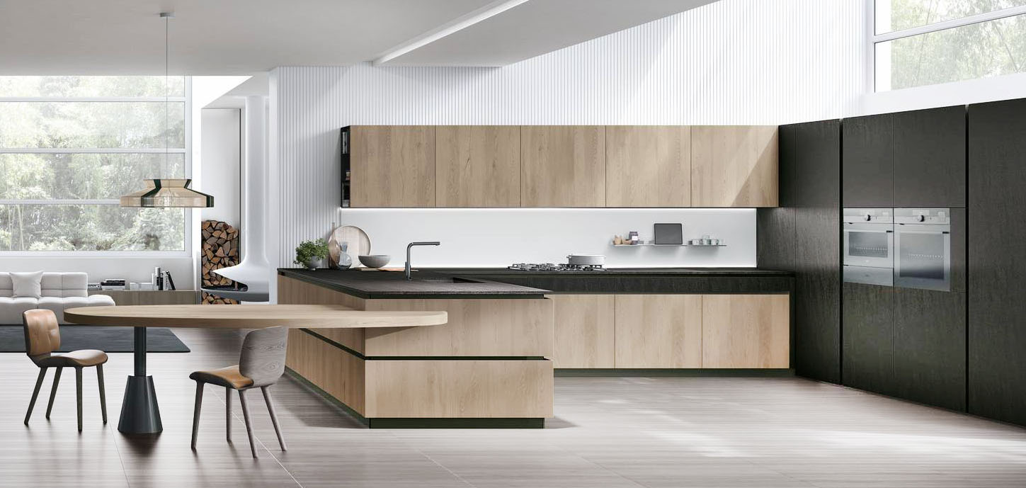 Un grande tavolo da pranzo, con il piano ovale in legno e il gambone Plinto Round, si innesta nella penisola della cucina Natural di Stosa e si trasforma nel fulcro della zona giorno. Le ante delle basi e dei pensili nella finitura Rovere Sahara liscio sono accostate a quelle delle colonne in Neolith® Basalt Black Satin come il top. Le gole e gli zoccoli Nero spazzolato scandiscono la composizione, mentre lo schienale magnetico e luminoso la completa. Prezzo su richiesta. https://www.stosacucine.com Un grande tavolo da pranzo, con il piano ovale in legno e il gambone Plinto Round, si innesta nella penisola della cucina Natural di Stosa e si trasforma nel fulcro della zona giorno. Le ante delle basi e dei pensili nella finitura Rovere Sahara liscio sono accostate a quelle delle colonne in Neolith® Basalt Black Satin come il top. Le gole e gli zoccoli Nero spazzolato scandiscono la composizione, mentre lo schienale magnetico e luminoso la completa. Prezzo su richiesta. https://www.stosacucine.com