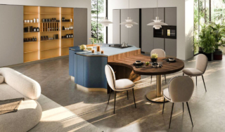 Si sviluppa intorno all'isola centrale la composizione Penelope di ARAN Cucine con le basi e il top in HPL Blu Berta Ker opaco, un materiale tecnico di grande impatto estetico e con caratteristiche prestazionali di rilievo. Il tavolo snack, con il piano in HPL Rovere Rubra Alevè e il basamento centrale in metallo verniciato Titanio, si innesta visivamente e funzionalmente in modo morbido e naturale, creando un piacevole gioco di piani sfalsati. Sul fondo, trovano posto la parete attrezzata con un sistema a giorno retroilluminato nella finitura Maggese Ker; le colonne laterali, in Grigio Smart, integrano gli elettrodomestici a scomparsa. Un modulo base da 60 cm, prezzo a partire da 264 euro + IVA. https://www.arancucine.it Si sviluppa intorno all'isola centrale la composizione Penelope di ARAN Cucine con le basi e il top in HPL Blu Berta Ker opaco, un materiale tecnico di grande impatto estetico e con caratteristiche prestazionali di rilievo. Il tavolo snack, con il piano in HPL Rovere Rubra Alevè e il basamento centrale in metallo verniciato Titanio, si innesta visivamente e funzionalmente in modo morbido e naturale, creando un piacevole gioco di piani sfalsati. Sul fondo, trovano posto la parete attrezzata con un sistema a giorno retroilluminato nella finitura Maggese Ker; le colonne laterali, in Grigio Smart, integrano gli elettrodomestici a scomparsa. Un modulo base da 60 cm, prezzo a partire da 264 euro + IVA. https://www.arancucine.it