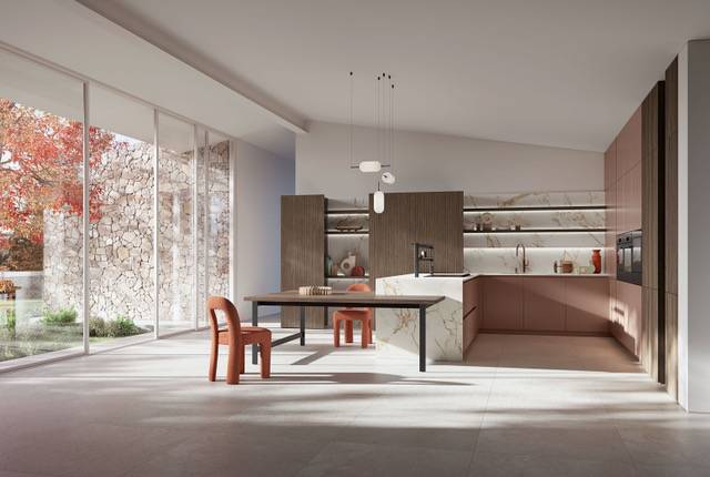 Il tavolo snack impiallacciato frassino “veste” lo spigolo della penisola attrezzata, con i fianconi effetto marmo in Dekton Entzo come il top e lo schienale, nell'ampia cucina del programma I Naturali di Ar-Tre che ha le basi in Laccato Rosé metallizzato, piacevole e morbido al tatto. Le colonne a parete hanno le ante a filo pavimento in Wave Dark che possono essere aperte senza l'uso di maniglie. Prezzo su richiesta. https://www.ar-tre.it Il tavolo snack impiallacciato frassino “veste” lo spigolo della penisola attrezzata, con i fianconi effetto marmo in Dekton Entzo come il top e lo schienale, nell'ampia cucina del programma I Naturali di Ar-Tre che ha le basi in Laccato Rosé metallizzato, piacevole e morbido al tatto. Le colonne a parete hanno le ante a filo pavimento in Wave Dark che possono essere aperte senza l'uso di maniglie. Prezzo su richiesta. https://www.ar-tre.it