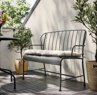 É la soluzione ideale su un mini balcone il divanetto due posti LÄCKÖ di Ikea Italia con la sottile struttura realizzata in acciaio con rivestimento a polvere che non richiede manutenzione. Misura L 115 x P 56 x H 87 cm. Prezzo 135 euro. Per aumentarne il comfort basta aggiungere i cuscini imbottiti Kuddarna. https://www.ikea.com É la soluzione ideale su un mini balcone il divanetto due posti LÄCKÖ di Ikea Italia con la sottile struttura realizzata in acciaio con rivestimento a polvere che non richiede manutenzione. Misura L 115 x P 56 x H 87 cm. Prezzo 135 euro. Per aumentarne il comfort basta aggiungere i cuscini imbottiti Kuddarna. https://www.ikea.com