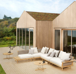 L'ampio divano modulare nella versione angolare Embrace Outdoor Sofa di Carl Hansen & Søn è dotato di una struttura in teak massiccio con braccioli e schienale intrecciati a mano in corda piatta. I sette moduli e i rivestimenti tessili in sei colori permettono di personalizzarlo a piacere. Tutte le parti del divano, tra cui il rivestimento, sono sfoderabili per facilitare eventuali riparazioni o sostituzioni. I cuscini sono realizzati in gommapiuma ad asciugatura rapida e in tessuti impermeabili. Misura L 129,5 x P 86 x H 86 cm. Prezzo a partire da 2.003 euro + IVA. https://www.carlhansen.com L'ampio divano modulare nella versione angolare Embrace Outdoor Sofa di Carl Hansen & Søn è dotato di una struttura in teak massiccio con braccioli e schienale intrecciati a mano in corda piatta. I sette moduli e i rivestimenti tessili in sei colori permettono di personalizzarlo a piacere. Tutte le parti del divano, tra cui il rivestimento, sono sfoderabili per facilitare eventuali riparazioni o sostituzioni. I cuscini sono realizzati in gommapiuma ad asciugatura rapida e in tessuti impermeabili. Misura L 129,5 x P 86 x H 86 cm. Prezzo a partire da 2.003 euro + IVA. https://www.carlhansen.com