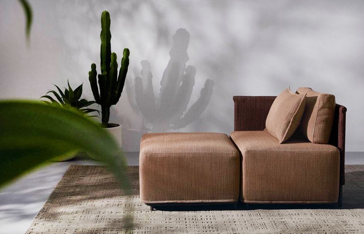 Il divano modulare Fourseasons di Warli abbina una struttura in acciaio verniciato a polveri a cuscini morbidi rivestiti in tessuto acrilico impermeabile, avvolti da una cover in corda tecnica di polipropilene intrecciata e cucita a mano. È resistente alle intemperie e ai raggi UV. Il modulo centrale misura L 65 x P 65 x H 65 cm, prezzo 1.579 euro + IVA. https://www.warli.it Il divano modulare Fourseasons di Warli abbina una struttura in acciaio verniciato a polveri a cuscini morbidi rivestiti in tessuto acrilico impermeabile, avvolti da una cover in corda tecnica di polipropilene intrecciata e cucita a mano. È resistente alle intemperie e ai raggi UV. Il modulo centrale misura L 65 x P 65 x H 65 cm, prezzo 1.579 euro + IVA. https://www.warli.it