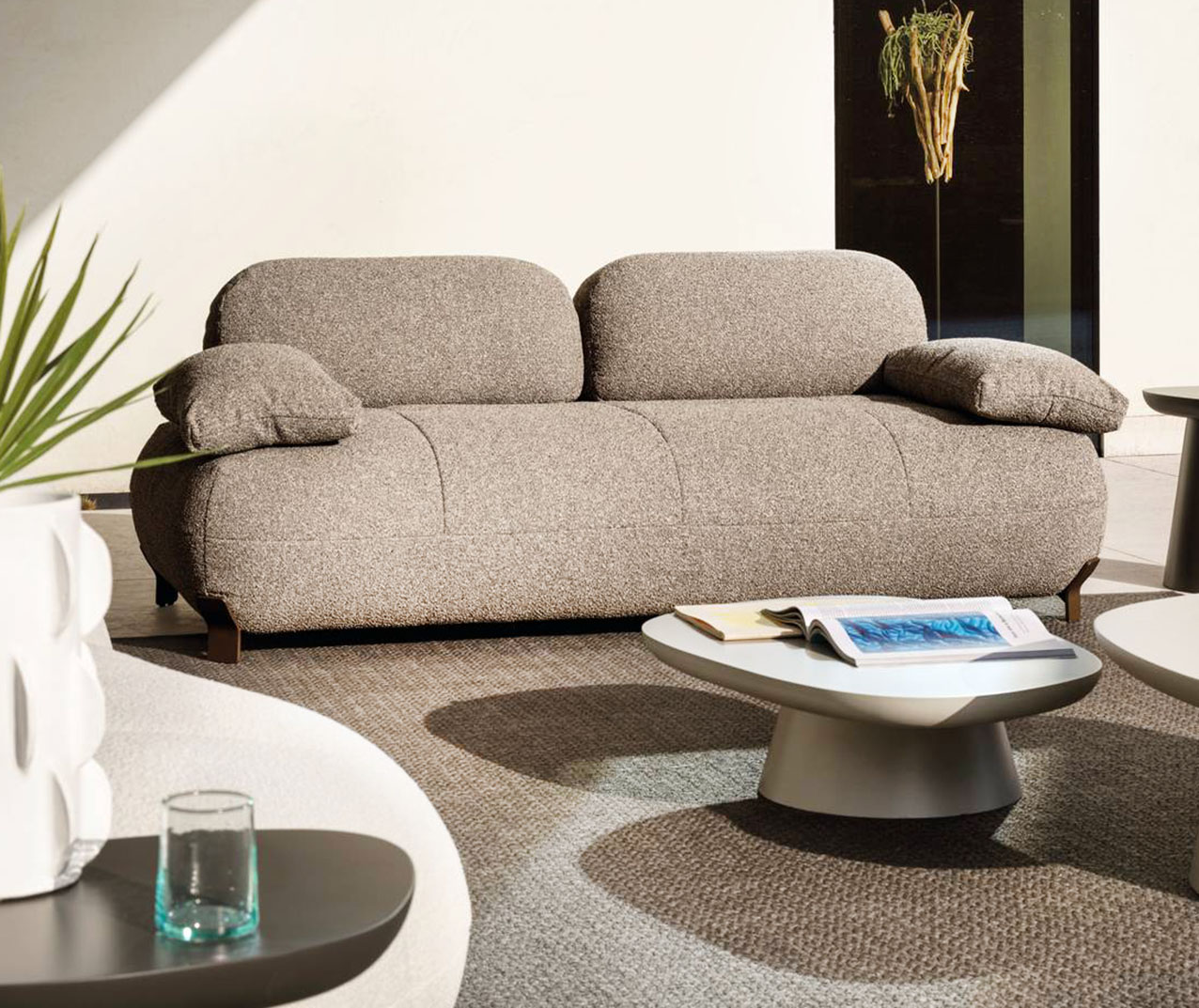Ha una seduta riccamente imbottita il divano outdoor due posti Pacific di Ditre Italia che ha una forma organica ed è caratterizzato da due sottili braccioli laterali e dagli schienali bassi. Misura L 192 x P 96 x H 75 cm. Prezzo a partire da 4.399 euro + IVA. https://www.ditreitalia.com Ha una seduta riccamente imbottita il divano outdoor due posti Pacific di Ditre Italia che ha una forma organica ed è caratterizzato da due sottili braccioli laterali e dagli schienali bassi. Misura L 192 x P 96 x H 75 cm. Prezzo a partire da 4.399 euro + IVA. https://www.ditreitalia.com
