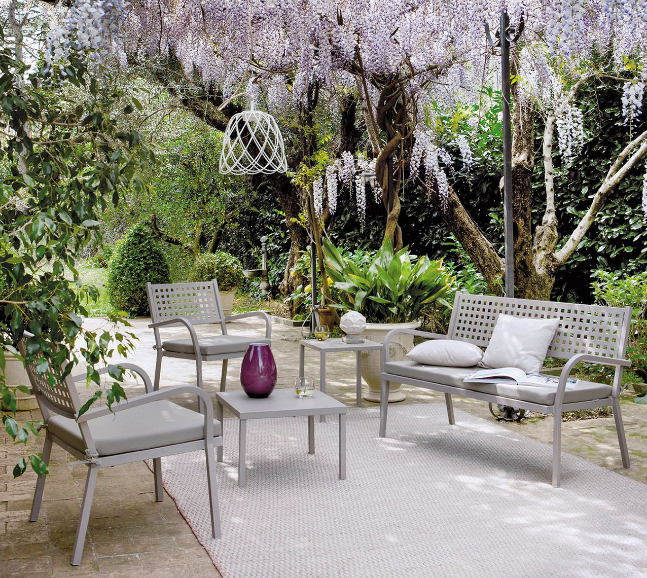 Fanno parte della collezione Alice di Vermobil il divanetto due posti e le poltrone lounge coordinate da usare per arredare il giardino. Hanno la struttura realizzata in acciaio zincato da scegliere fra otto varianti di colore e sono resi confortevoli dalla presenza dei cuscini imbottiti sulle sedute. Il divanetto misura L 111 x P 63 x H 80 cm. Prezzo da 440 euro + IVA. La poltrona lounge misura L 65 x P 60 x H 80 cm. Prezzo da 274 euro + IVA. https://www.vermobil.it Fanno parte della collezione Alice di Vermobil il divanetto due posti e le poltrone lounge coordinate da usare per arredare il giardino. Hanno la struttura realizzata in acciaio zincato da scegliere fra otto varianti di colore e sono resi confortevoli dalla presenza dei cuscini imbottiti sulle sedute. Il divanetto misura L 111 x P 63 x H 80 cm. Prezzo da 440 euro + IVA. La poltrona lounge misura L 65 x P 60 x H 80 cm. Prezzo da 274 euro + IVA. https://www.vermobil.it