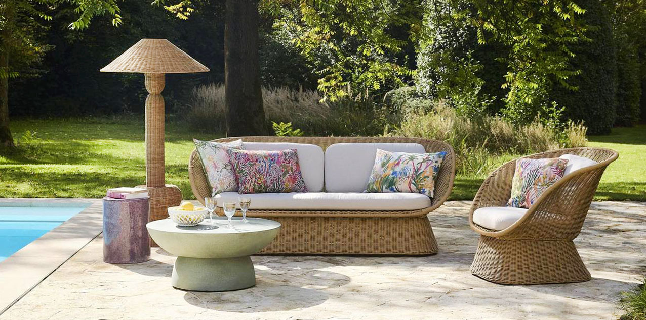 Design a tulipano per il divano due posti Hilaya di Maisons du Monde che lo rende bohémien: ha una struttura in acciaio completamente rivestita con resina riciclata beige intrecciata che la rende resistente. I cuscini, idrorepellenti e sfoderabili, sono imbottiti con schiuma ad alta densità e rivestiti in poliestere riciclato color ecru. Misura L 192,5 x P 83 x H 81,5 cm. Prezzo 699 euro. è abbinato alla poltrona coordinata, prezzo 299 euro. https://www.maisonsdumonde.com Design a tulipano per il divano due posti Hilaya di Maisons du Monde che lo rende bohémien: ha una struttura in acciaio completamente rivestita con resina riciclata beige intrecciata che la rende resistente. I cuscini, idrorepellenti e sfoderabili, sono imbottiti con schiuma ad alta densità e rivestiti in poliestere riciclato color ecru. Misura L 192,5 x P 83 x H 81,5 cm. Prezzo 699 euro. è abbinato alla poltrona coordinata, prezzo 299 euro. https://www.maisonsdumonde.com