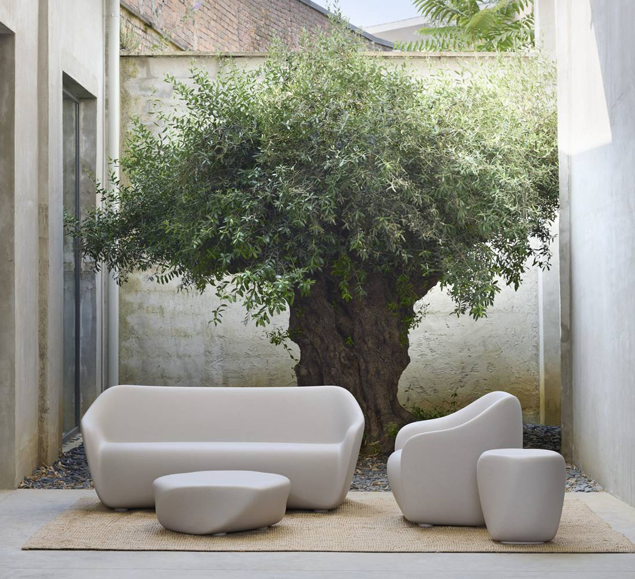 Hanno una forma scultorea il divano e le poltrone Reborn di Slide che sono completamente prodotti con materiali plastici riciclati che rendono ogni prodotto un pezzo unico; sono disponibili in sette varianti di colore. Il sofa misura L 165 x P 75 x H 70 cm. Prezzo 969 euro. Le poltrone misurano L 80 x P 75 x H 70 cm. Prezzo 479 euro. https://www.slidedesign.it Hanno una forma scultorea il divano e le poltrone Reborn di Slide che sono completamente prodotti con materiali plastici riciclati che rendono ogni prodotto un pezzo unico; sono disponibili in sette varianti di colore. Il sofa misura L 165 x P 75 x H 70 cm. Prezzo 969 euro. Le poltrone misurano L 80 x P 75 x H 70 cm. Prezzo 479 euro. https://www.slidedesign.it