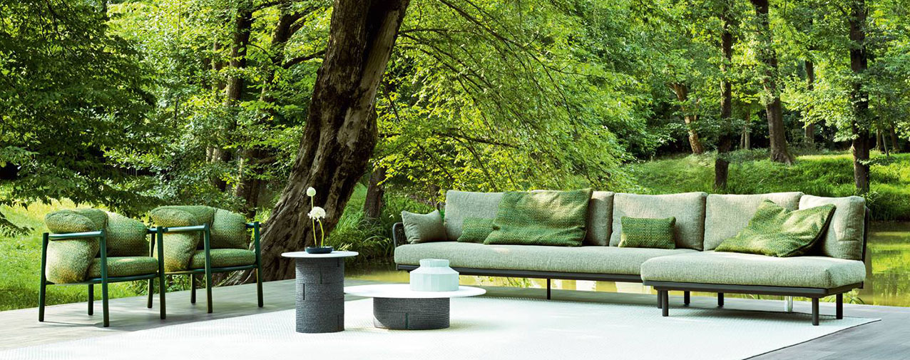 Un'oasi di relax nel verde con il divano Allegra di Varaschin che ha la struttura realizzata in tubi di alluminio con verniciatura a polveri verde e una serie di cuscini con imbottitura in gomme Dryfeel da esterno. La versione due posti misura L 139 x P 73 x H 78 cm. Prezzo 3.070 euro + IVA. Le poltrone coordinate hanno una linea avvolgente, misurano L 78 x P 73 x H 78 cm. Prezzo 2.150 euro + IVA. https://varaschin.it Un'oasi di relax nel verde con il divano Allegra di Varaschin che ha la struttura realizzata in tubi di alluminio con verniciatura a polveri verde e una serie di cuscini con imbottitura in gomme Dryfeel da esterno. La versione due posti misura L 139 x P 73 x H 78 cm. Prezzo 3.070 euro + IVA. Le poltrone coordinate hanno una linea avvolgente, misurano L 78 x P 73 x H 78 cm. Prezzo 2.150 euro + IVA. https://varaschin.it
