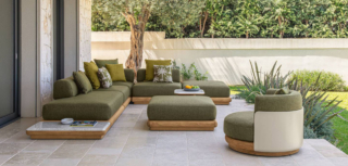 Basso il divano angolare Itaca di Talenti che è composto da una base, con i profili arrotondati, realizzata in Accoya®, nelle varianti color miele e palissandro, con sezioni in marmo e travertino. La poltrona coordinata dalla linea arrotondata misura L 92 x P 92 x H 65 cm. Prezzo 5.876 euro + IVA. https://www.talentispa.com Basso il divano angolare Itaca di Talenti che è composto da una base, con i profili arrotondati, realizzata in Accoya®, nelle varianti color miele e palissandro, con sezioni in marmo e travertino. La poltrona coordinata dalla linea arrotondata misura L 92 x P 92 x H 65 cm. Prezzo 5.876 euro + IVA. https://www.talentispa.com