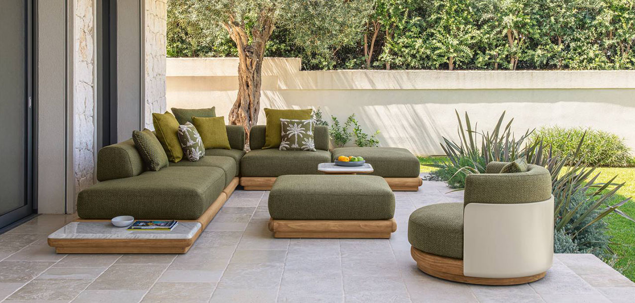 Basso il divano angolare Itaca di Talenti che è composto da una base, con i profili arrotondati, realizzata in Accoya®, nelle varianti color miele e palissandro, con sezioni in marmo e travertino. La poltrona coordinata dalla linea arrotondata misura L 92 x P 92 x H 65 cm. Prezzo 5.876 euro + IVA. https://www.talentispa.com Basso il divano angolare Itaca di Talenti che è composto da una base, con i profili arrotondati, realizzata in Accoya®, nelle varianti color miele e palissandro, con sezioni in marmo e travertino. La poltrona coordinata dalla linea arrotondata misura L 92 x P 92 x H 65 cm. Prezzo 5.876 euro + IVA. https://www.talentispa.com