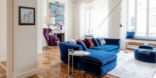 Ristrutturazione di un appartamento d’epoca: una casa di 135 mq dove storia e design contemporaneo dialogano tra parquet originali, porte rasomuro e arredi su misura Ristrutturazione di un appartamento d’epoca: una casa di 135 mq dove storia e design contemporaneo dialogano tra parquet originali, porte rasomuro e arredi su misura