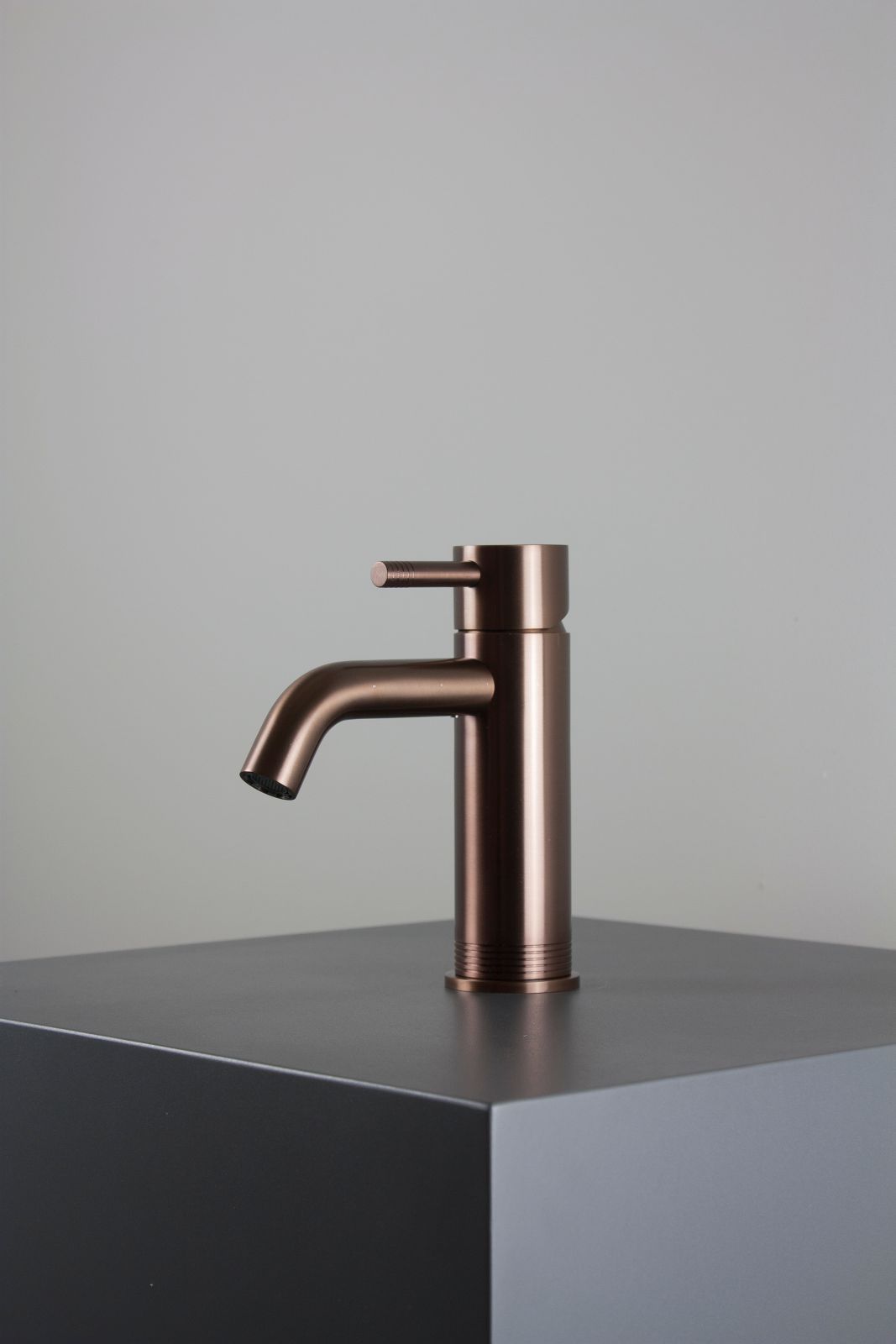Fa parte della collezione Kino il miscelatore R720 E di Aquaelite per lavabo in acciaio inox 316L, in foto nella finitura Pvd Cooper bronze spazzolato. Ha design tondo minimale impreziosito dal decoro inciso sul corpo del rubinetto e sull'astina della maniglia che creano riflessi di luce che impreziosiscono il prodotto. È disponibile in 6 finiture differenti. Prezzo su richiesta. www.aquaelite.it