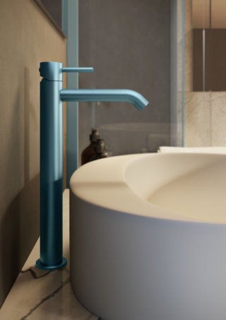 Ha finitura Ocean Dream con effetti cangianti il miscelatore per lavabo Cleo 84 di Fir Italia in stile cilindrico. Alto 29,5 cm, ha un interasse di 16,5 cm. Prezzo, Iva esclusa, 724,40 euro. www.fir-italia.it