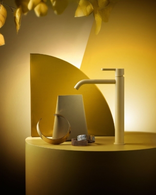 Il miscelatore soprapiano monocomando per lavabo della collezione Diametro35Elegance Color Collection di Ritmonio in foto è nel colore NCS S 2040-Y matt. Grazie al sistema cromatico NCS – Natural Colour System® – sono disponibili oltre 2.000 colori, nelle versioni lucida e opaca. Il modello in foto PR54AF201-NCS è alto 29 cm. Prezzo 515 euro. www.ritmonio.it