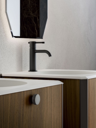 Ha finitura nero satinata il miscelatore per lavabo Fozzie di Cerasa con levetta in finitura terminale godronata. L’altezza è di 16,8 cm. Prezzo, Iva esclusa, 680 euro. www.cerasa.it