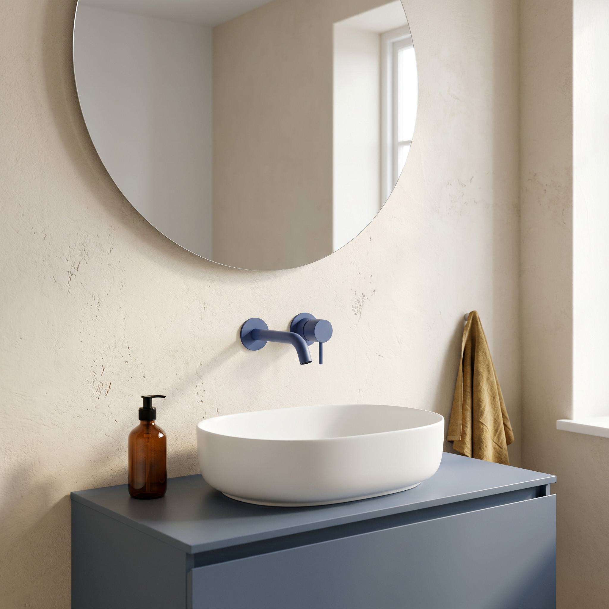 È da incasso il miscelatore per lavabo a parete della collezione IlTondo di Carimali in finitura verniciata goffrata Violet Blu (RAL5000) per un effetto materico. L’interasse della bocca misura 14,7 cm. Prezzo, Iva esclusa, 494 euro. www.carimali.it