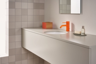 Il miscelatore per lavabo Meta Slim di Dornbracht in finitura arancione ha leva più sottile e bocca più corta, ideale anche per gli ambienti bagno più piccoli. Il design è minimalista nella sua forma più pura. Ha una sporgenza di 12,5 cm e un’altezza di 14,3 cm. Prezzo su richiesta. www.dornbracht.com